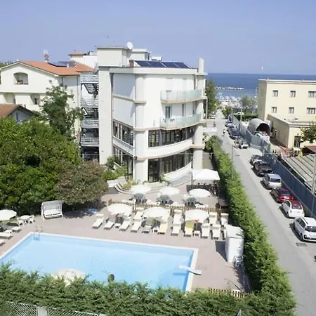 Ξενοδοχείο Capitol 4*